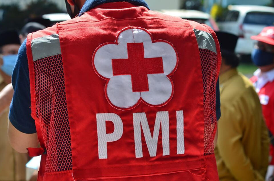 Saatnya Untuk Membantu Sesama Kini saatnya Anda untuk bergabung dengan jaringan organisasi kemanusiaan terbesar secara internasional. Palang Merah Indonesia (PMI) sebagai bagian dari Gerakan Palang Merah dan Bulan Sabit Merah Internasional memberikan kese